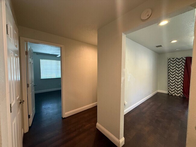Building Photo - 2Bed 1 Bath