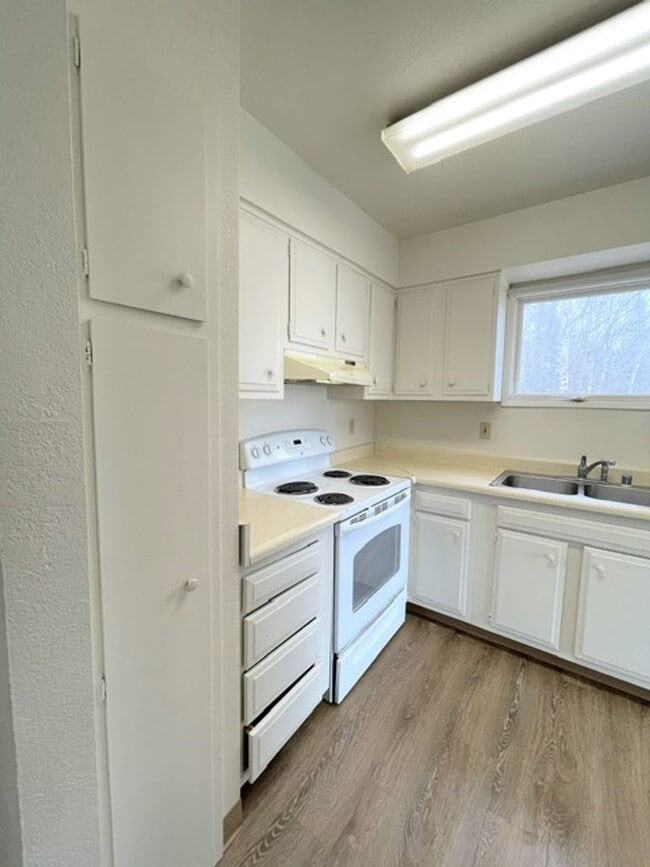 Building Photo - 3909 Malaspina Cir