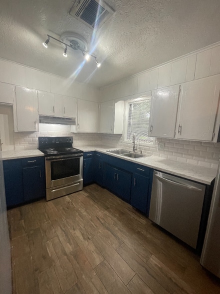 Building Photo - 302 Paula Dr