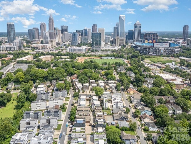 Building Photo - 925 Westbrook Dr