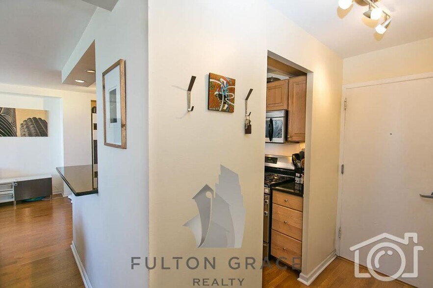 Building Photo - 3950 N Lake Shore Dr