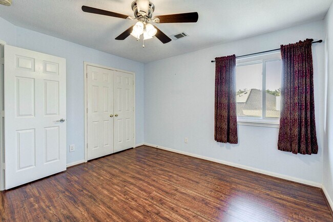 Building Photo - Stunning 4-Bedroom, 2.5-Bathroom Home with...