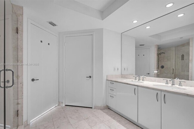 Building Photo - 1331 Brickell Bay Dr