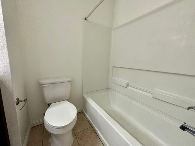 Building Photo - Charming 2 bedroom 2 bathroom home located in south Sacramento!