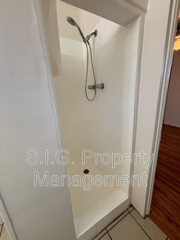 Building Photo - 1230 1/2 Griffith St