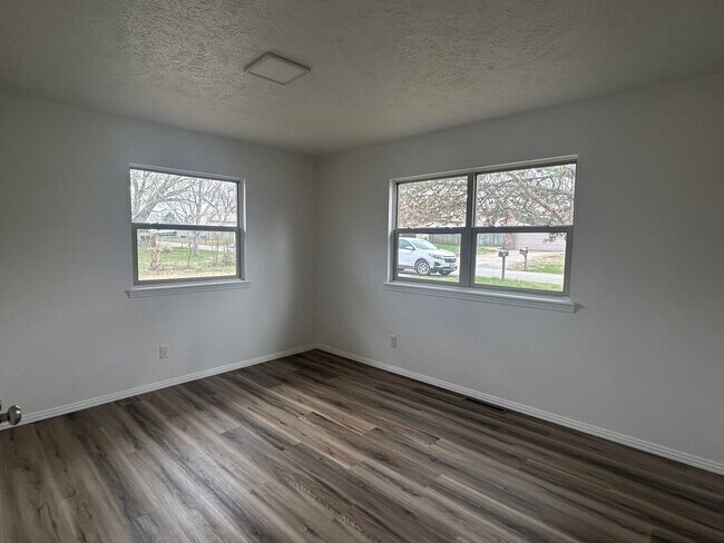 Building Photo - Newly Renovated 3 bedroom home