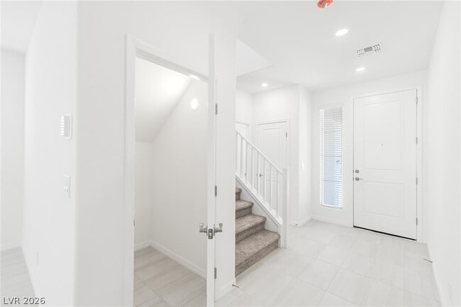 Building Photo - 5749 S Tioga Way