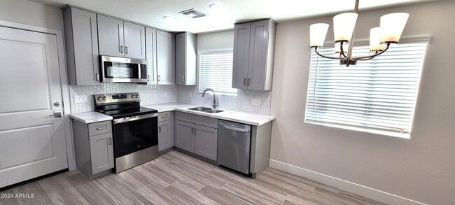 Building Photo - 1107 N Wedgewood Dr