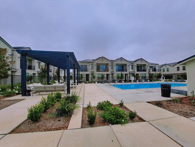 Building Photo - Experience Comfort and Style in This Venet...