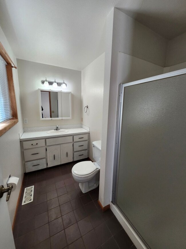 Building Photo - Walk to the River! 3 bed, 2 bath on Quiet ...
