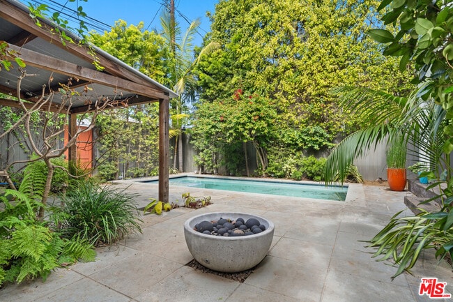 Building Photo - 813 Crestmoore Pl