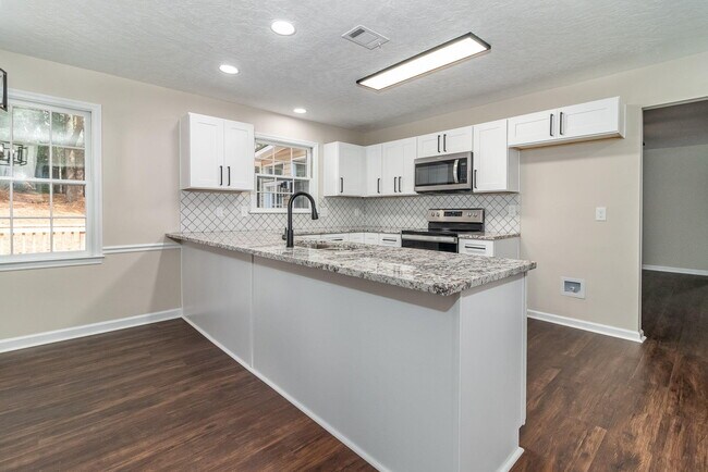 Building Photo - 4375 Lake Idylwilde Dr