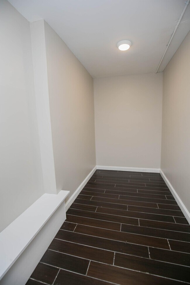 Building Photo - 927 Pine St