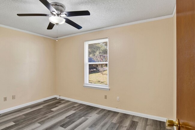 Building Photo - 3 bed 2 bath home with solar panels and la...