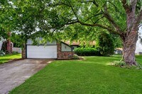 Building Photo - Beautifully Home with Large Backyard & 2-Car Garage in York Subdivision