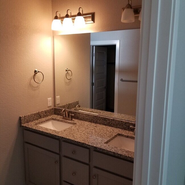 Building Photo - 3 bedroom 3.5 bathroom home near campus