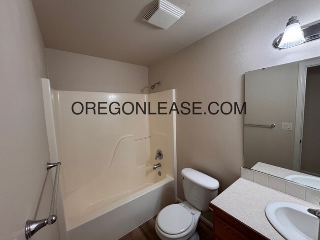 Building Photo - Newly remodeled West Eugene Home