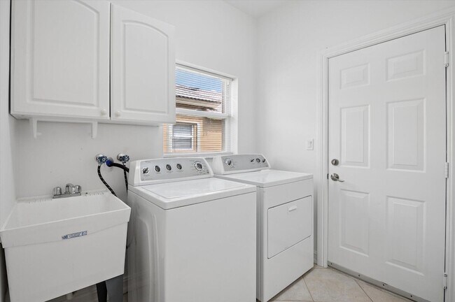 Building Photo - 11289 NW 65th Manor