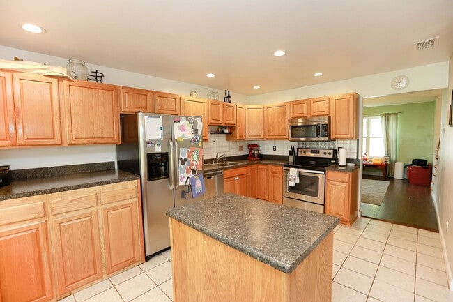 Building Photo - Modern Comfort in a Peaceful Setting – 4BR...