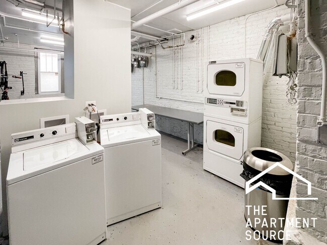 Building Photo - 2202 W Foster Ave