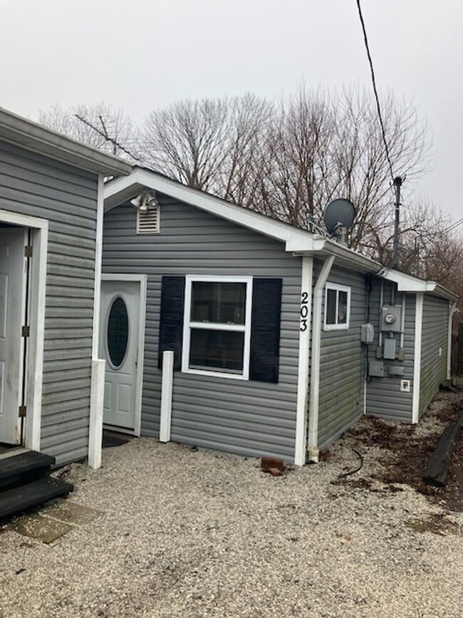 Building Photo - 203 1st St