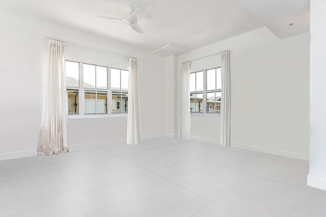 Building Photo - Top Floor Waterfront Condo - Renovated 1 B...