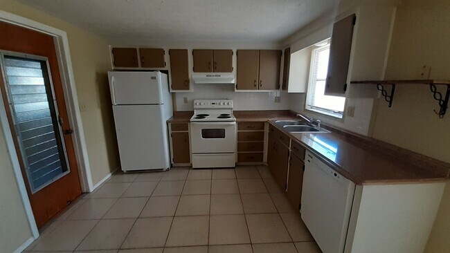 Building Photo - 2/1.5/1 1000 Sq. Ft. Spacious living room, Lanai, fenced in yard, and tile floors thoughout!