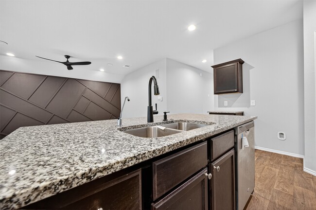 Building Photo - 40320 Hilltop Pr Dr