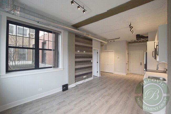 Building Photo - 7645 N Sheridan Rd