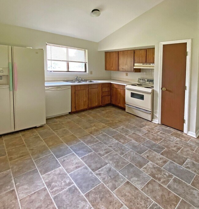 Building Photo - Spacious, All Electric 3 BR House! Fenced Backyard! W/D Hookups, Off-Street Parking