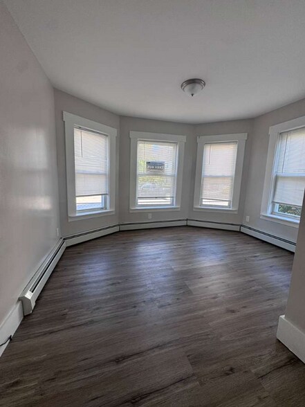 Building Photo - 267 Silver St