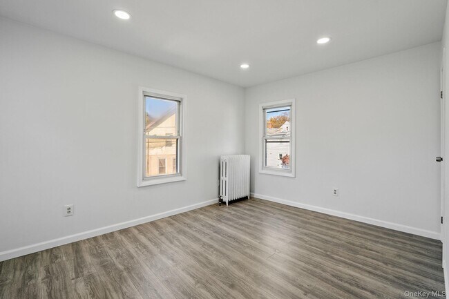 Building Photo - 87 Winnikee Ave