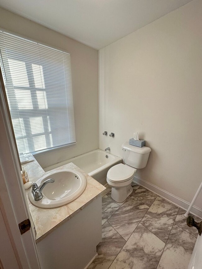 Building Photo - 503 Newport Ave