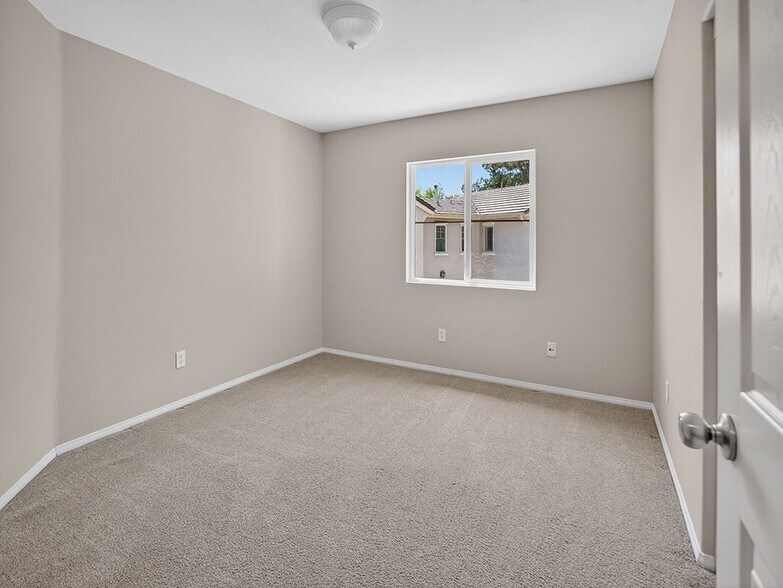 Building Photo - 28782 S Lake Dr