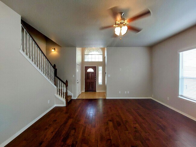 Building Photo - Lovely 4 Bedroom Home with Master Downstai...
