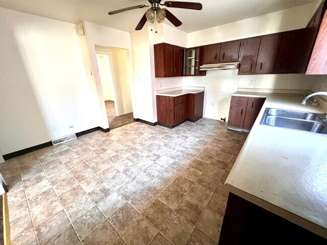 Building Photo - Recently Renovated - 3 bedroom 2 bathroom ...