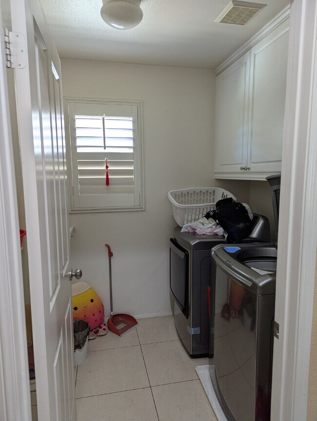 Building Photo - Spacious north Pomona property