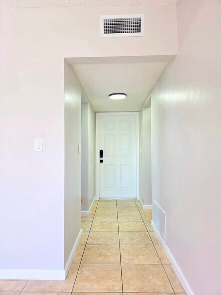 Building Photo - 3300 NE 10th Ter