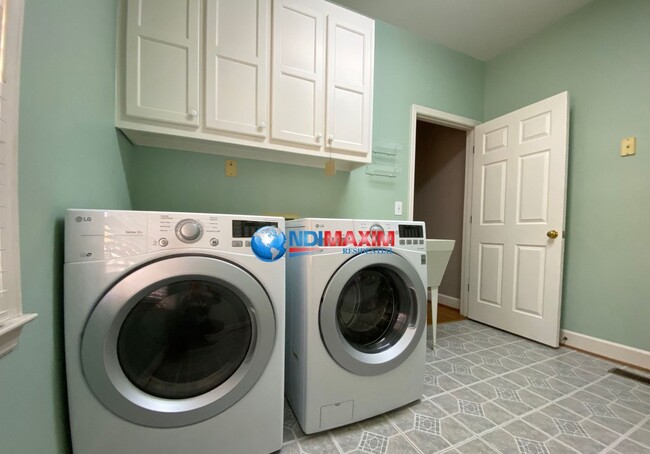 Building Photo - Spacious 6 bedrooms house in the NORTHVIEW...