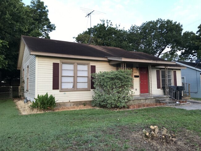 Building Photo - 2113 Richter Ave