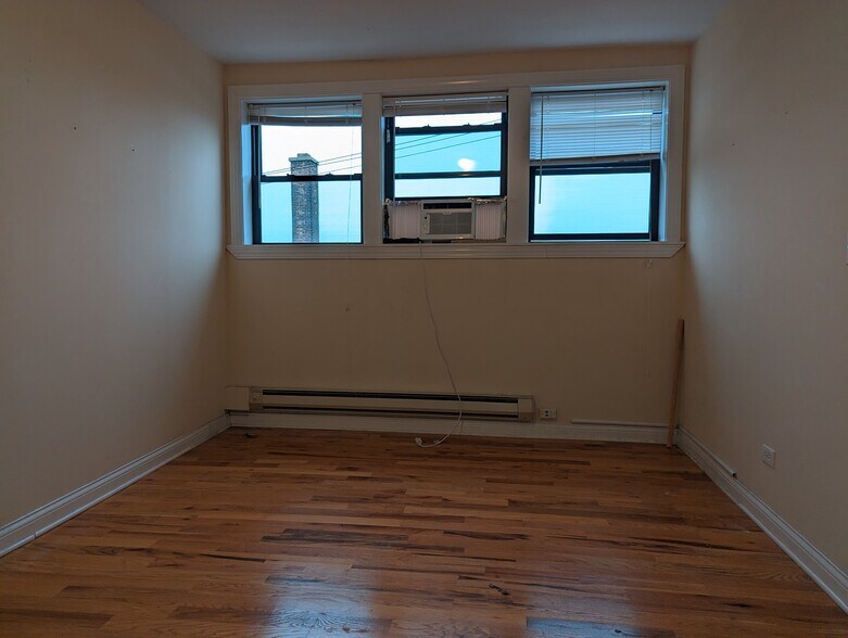 Building Photo - 4423 N Wolcott Ave