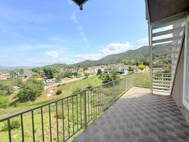 Building Photo - Spacious 4-bedroom, 3-bathroom home in Newbury Park near Thousand Oaks