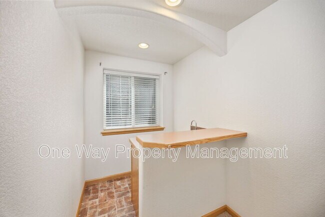 Building Photo - 6205 W 7th St