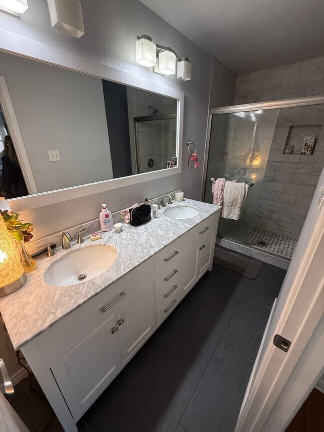 Building Photo - PRE LEASING for Fall 2026! 5 bedroom 3 bath Home!