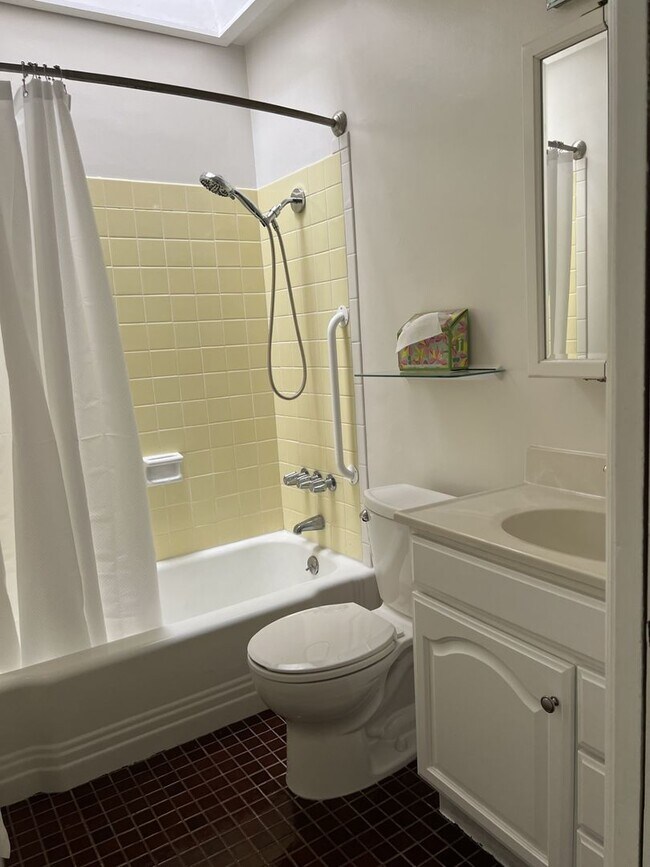 Building Photo - Large and bright condo in the Grossmont Vi...