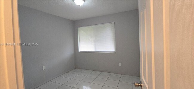 Building Photo - 502 N 70th Way