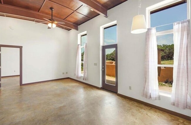 Building Photo - 658 Maple Ln