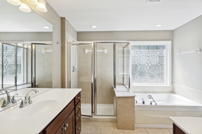 Building Photo - Beautiful townhouse in Westbury at Vinings...