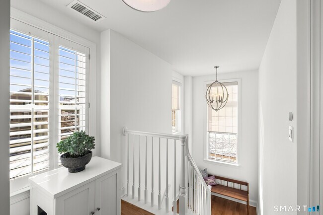 Building Photo - 35 Moorland Dr