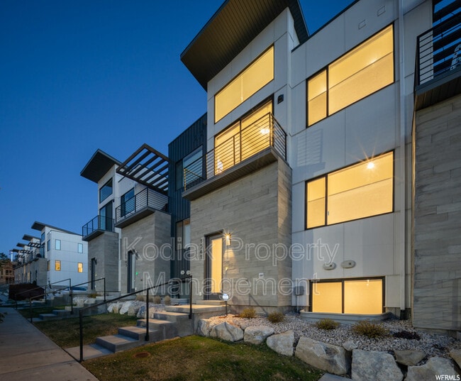 Primary Photo - 1541 E Talo Ct